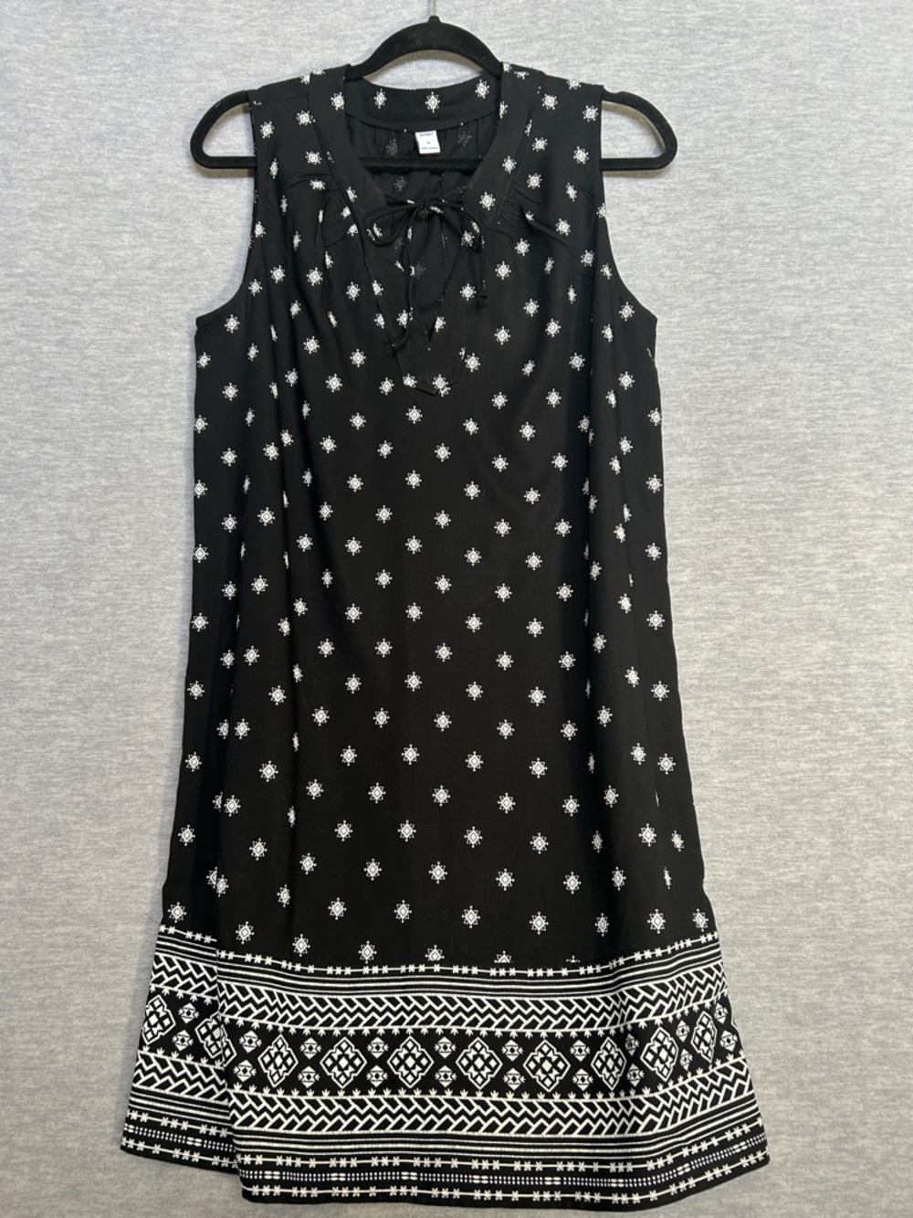OLD NAVY Cool Summer Easy Care Easy Wear Shift Dress With V Neck and Tie Front
